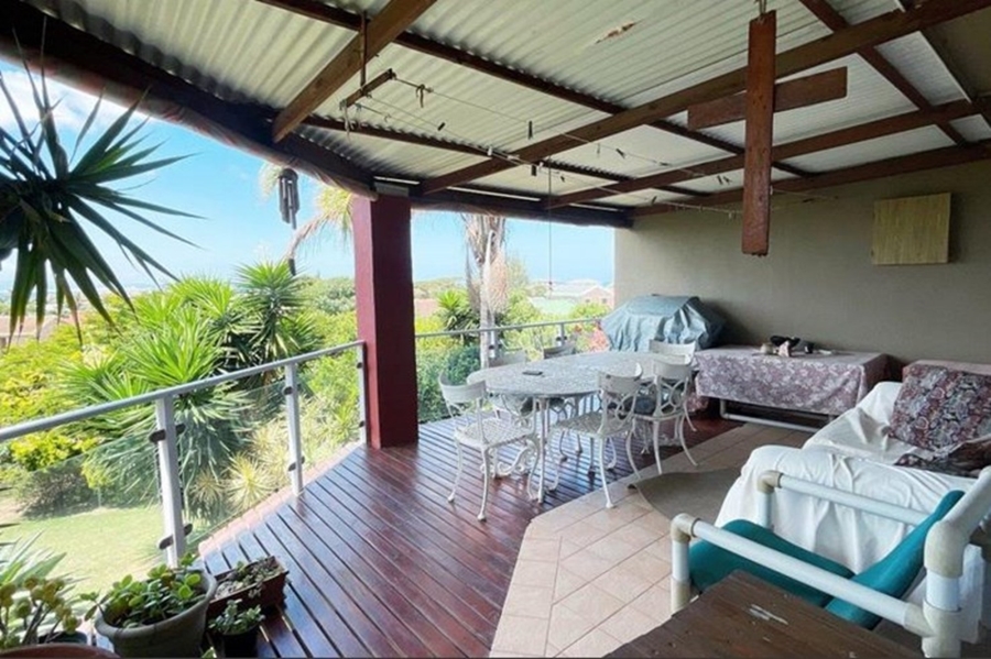 4 Bedroom Property for Sale in Wavecrest Eastern Cape